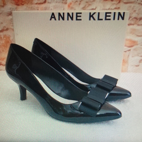 Anne Klein Shoes - ⭐️ Host Pick ⭐️ NWT - Anne Klein Black Flex Faux-Patent Leather Bow Pumps - Sz 6